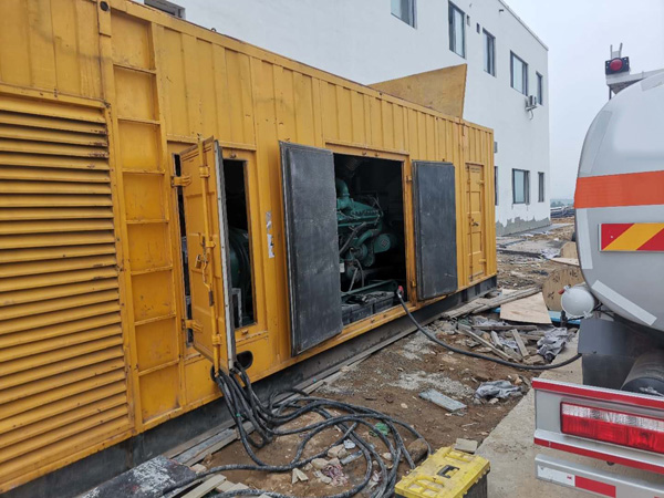 玉泉如何在发电机出租合同中约定设备的维修和保养责任？